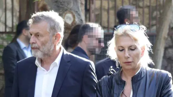 Ο Απόστολος Γκλέτσος και η σύντροφός του στην κηδεία του Φλαμπουράκη