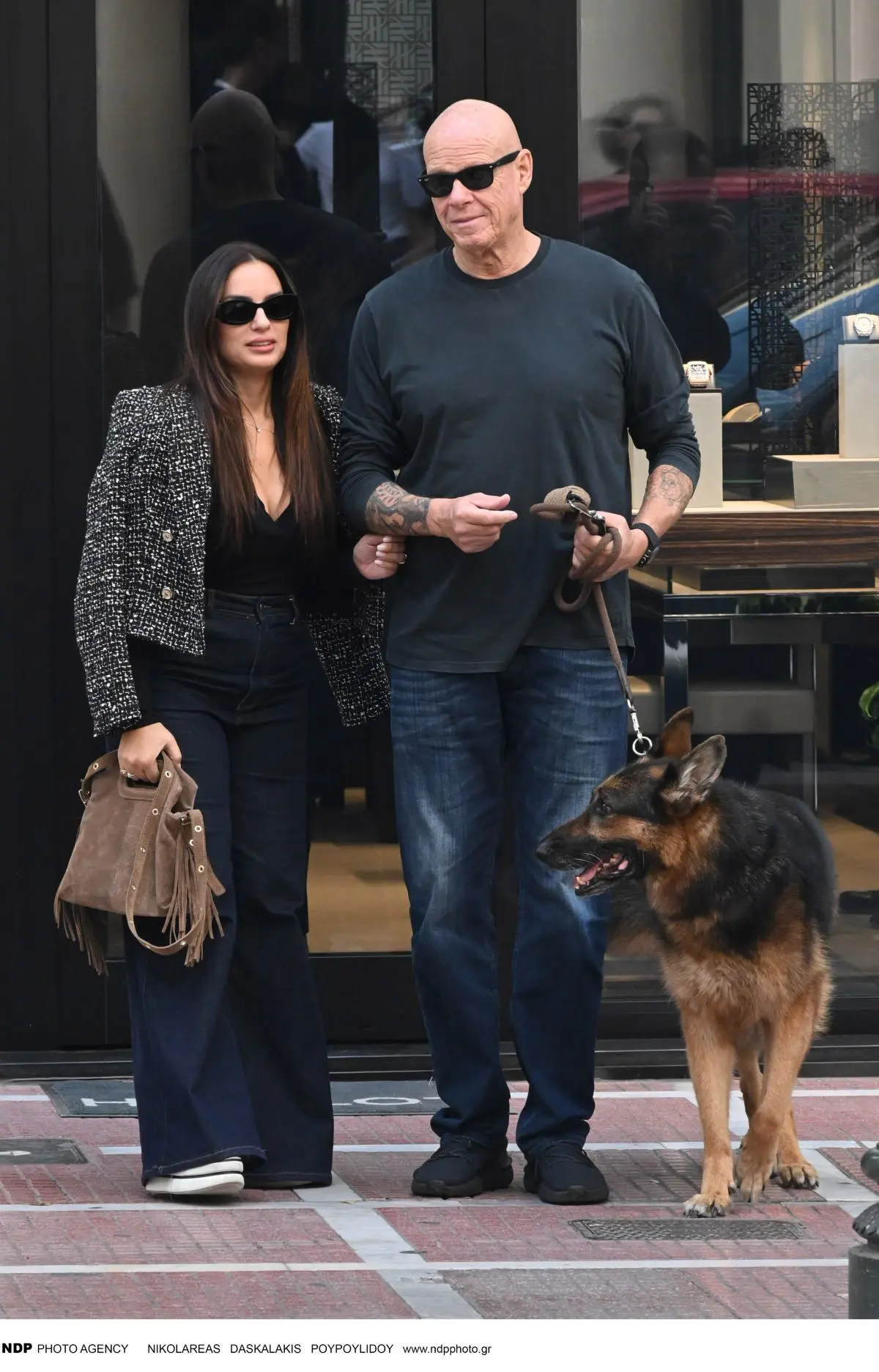 Ο Τζώνη Καλημέρης με την Ελπίδα Ιακωβίδου και τον σκύλο τους