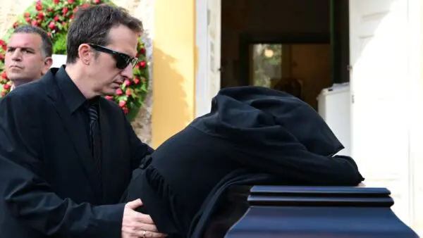 Η σύζυγος του Αλέκου Φλαμπουράρη πάνω από το φέρετρό του