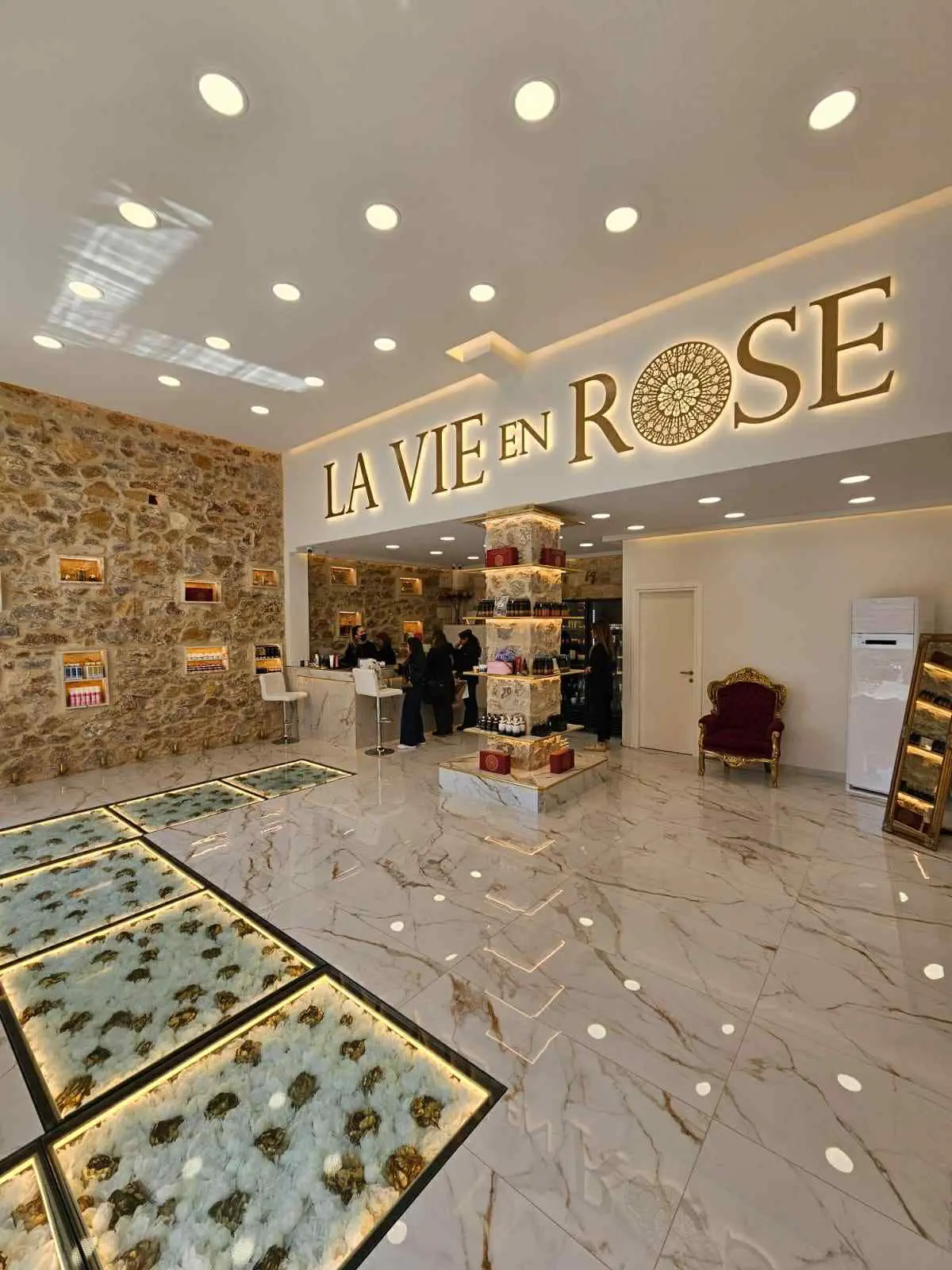 La vie en Rose: Η Νέα Σμύρνη αποκτά το πιο ατμοσφαιρικό της κατάστημα