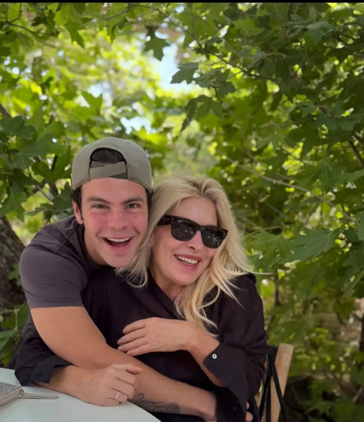 Ο Άγγελος Λάτσιος και η Ελένη Μενεγάκη αγκαλιά