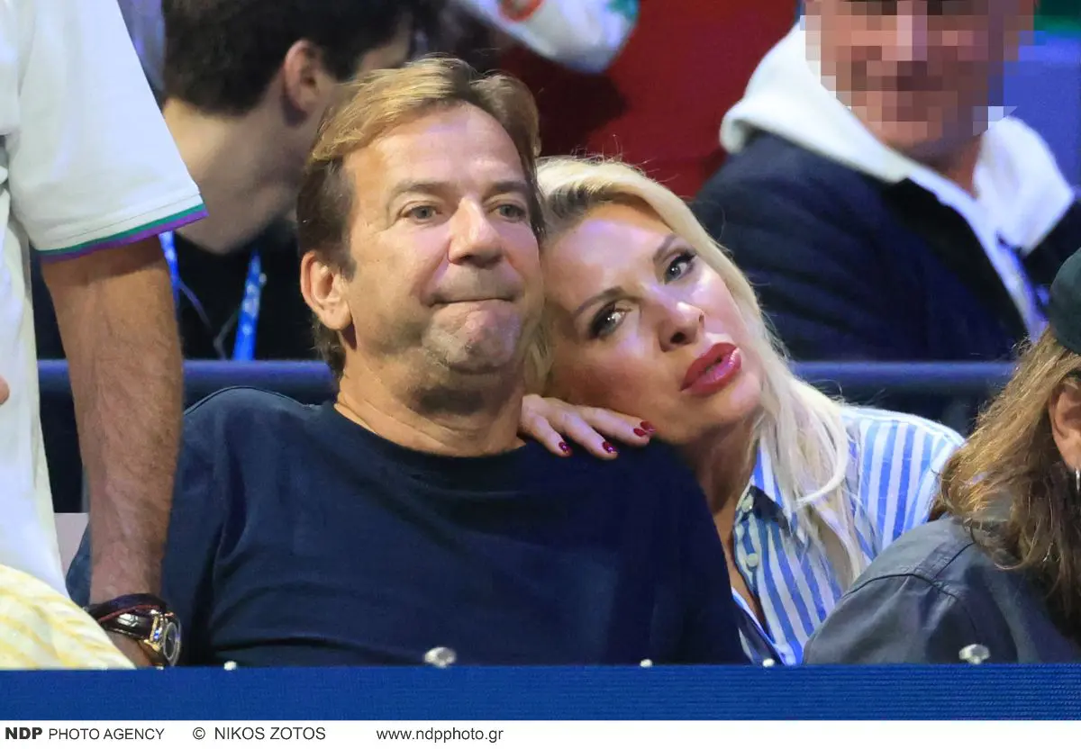 Η Ελένη Μενεγάκη και ο Ματεό Παντζόπουλος στο γήπεδο