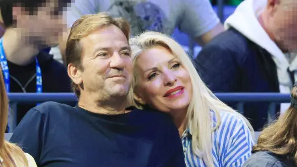 Η Ελένη Μενεγάκη και ο Ματεό Παντζόπουλος στο γήπεδο