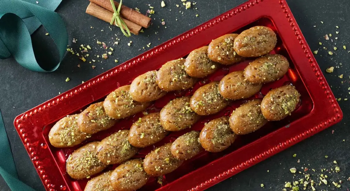 Τα μυστικά της Αργυρώς για σπιτικά μελομακάρονα - Τι να κάνετε για να βγουν αφράτα και μελωμένα χωρίς να «σπάνε»