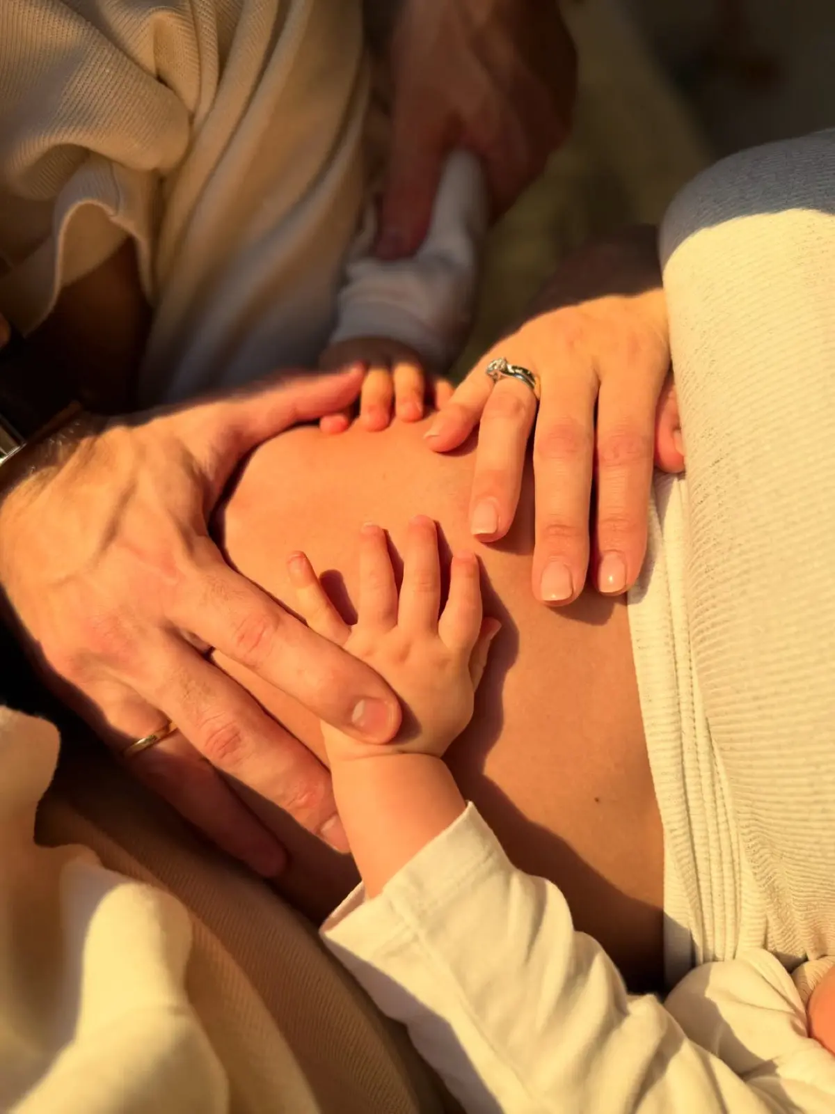 Η φουσκωμένη κοιλίτσα της Ναταλίας Κηρύκου με τα χέρια των παιδιών και του συζύγου της πάνω της