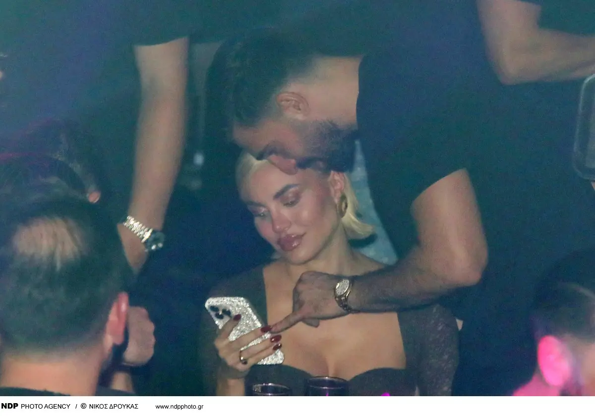 Η Αλεξάνδρα Παναγιώταρου και ο Αλέξανδρος Λυκούδης στα μπουζούκια συζητούν και κοιτάζουν το κινητό