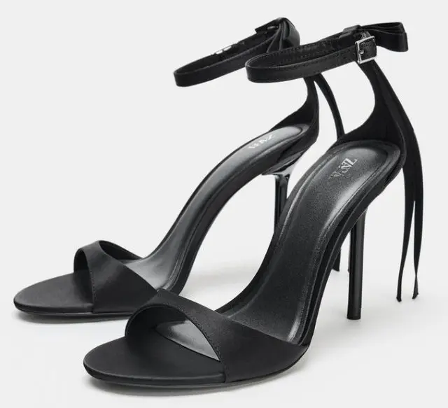 ZARA: Θα βάλεις «φωτιά» στο ρεβεγιόν των Χριστουγέννων με αυτό το κόκκινο φόρεμα