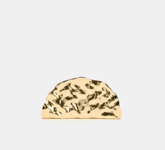 ZARA: Θα βάλεις «φωτιά» στο ρεβεγιόν των Χριστουγέννων με αυτό το κόκκινο φόρεμα