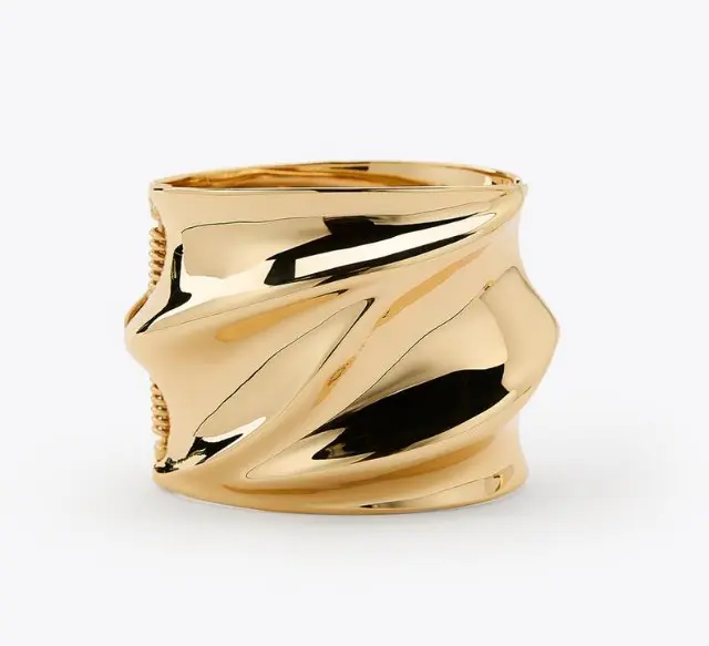 ZARA: Θα βάλεις «φωτιά» στο ρεβεγιόν των Χριστουγέννων με αυτό το κόκκινο φόρεμα