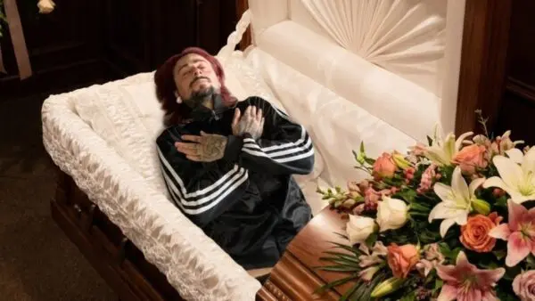 Sin Boy σε φέρετρο