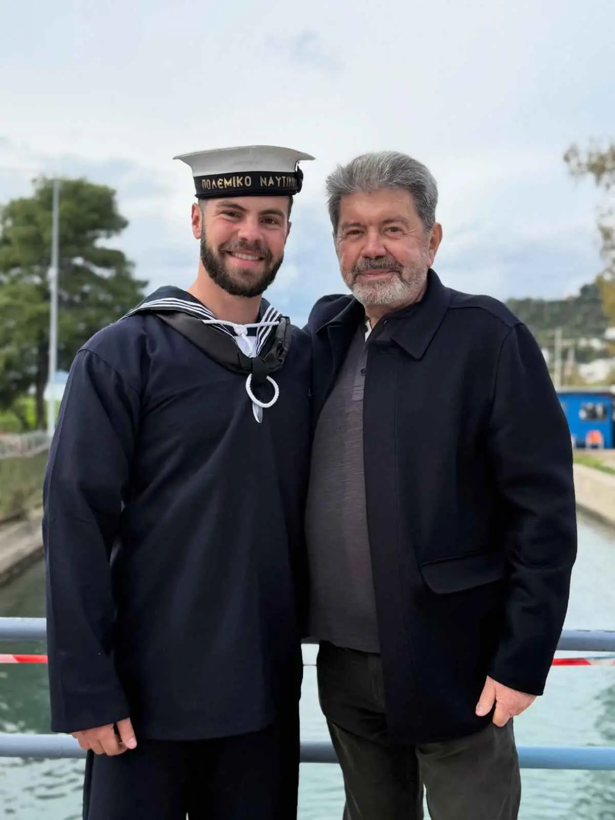 Άγγελος Λάτσιος: Ορκίστηκε στο Ναυτικό - Ποζάρει αγκαλιά με τη Μενεγάκη, τον πατέρα του και τον Ματέο