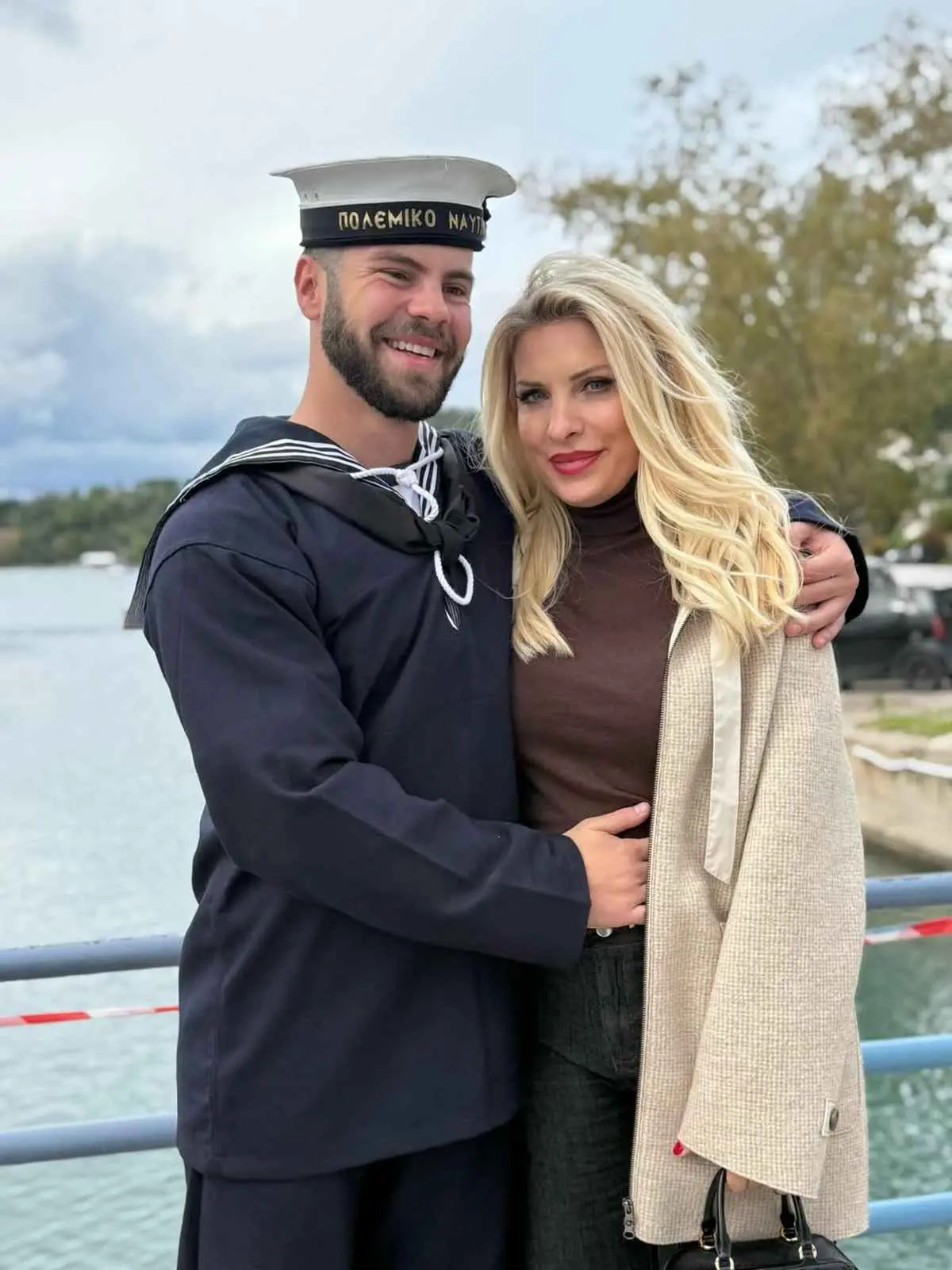 Άγγελος Λάτσιος: Ορκίστηκε στο Ναυτικό - Ποζάρει αγκαλιά με τη Μενεγάκη, τον πατέρα του και τον Ματέο