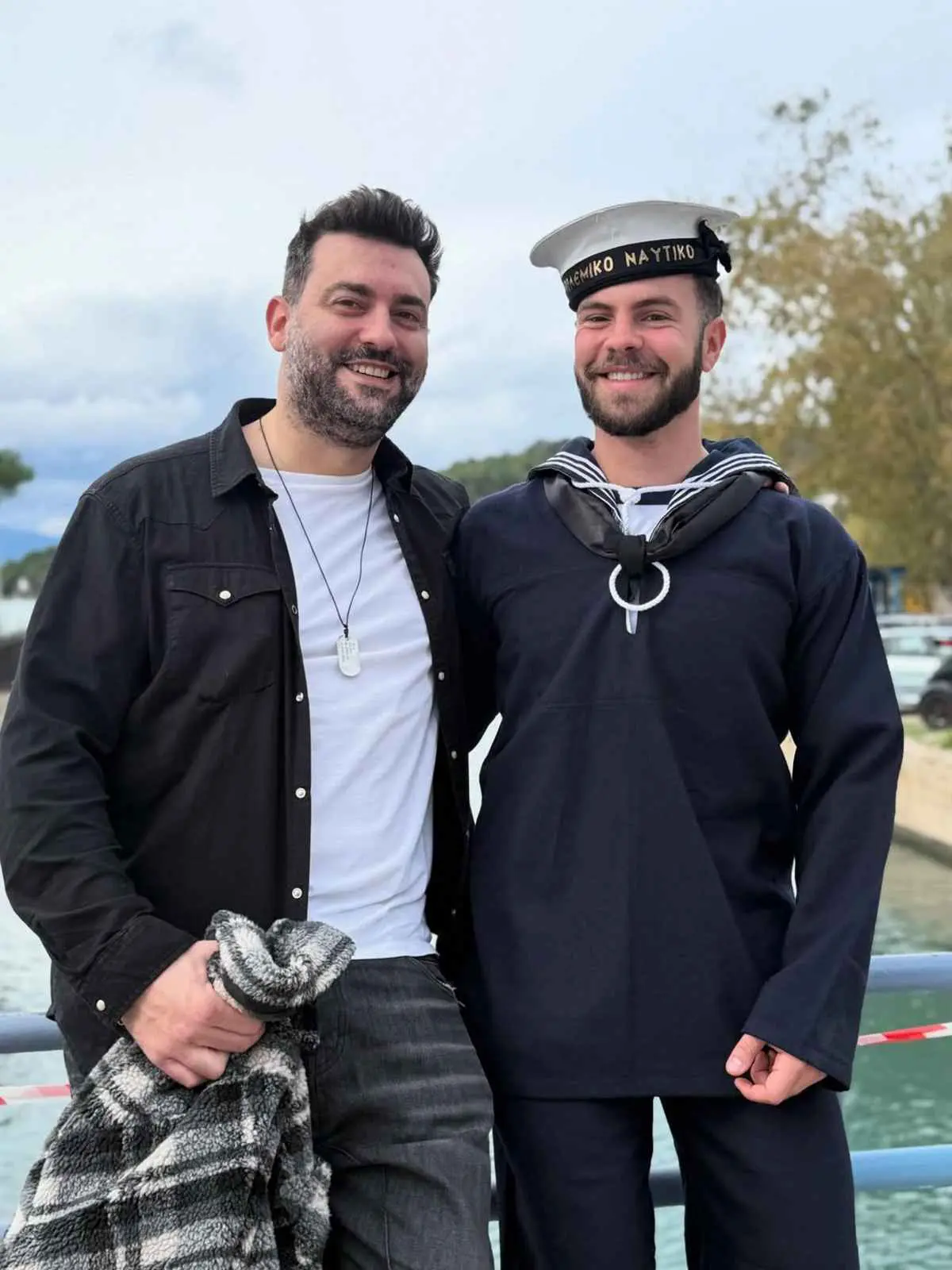 Άγγελος Λάτσιος: Ορκίστηκε στο Ναυτικό - Ποζάρει αγκαλιά με τη Μενεγάκη, τον πατέρα του και τον Ματέο