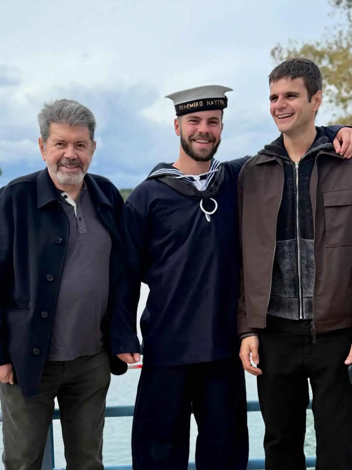 Άγγελος Λάτσιος: Ορκίστηκε στο Ναυτικό - Ποζάρει αγκαλιά με τη Μενεγάκη, τον πατέρα του και τον Ματέο