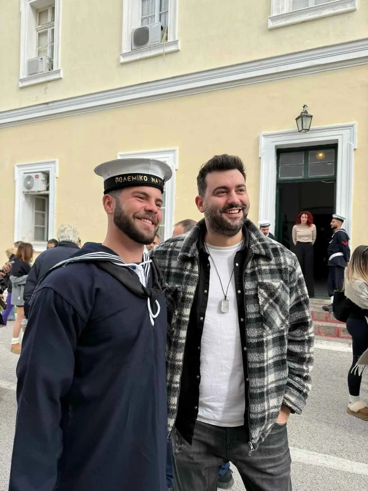 Άγγελος Λάτσιος: Ορκίστηκε στο Ναυτικό - Ποζάρει αγκαλιά με τη Μενεγάκη, τον πατέρα του και τον Ματέο