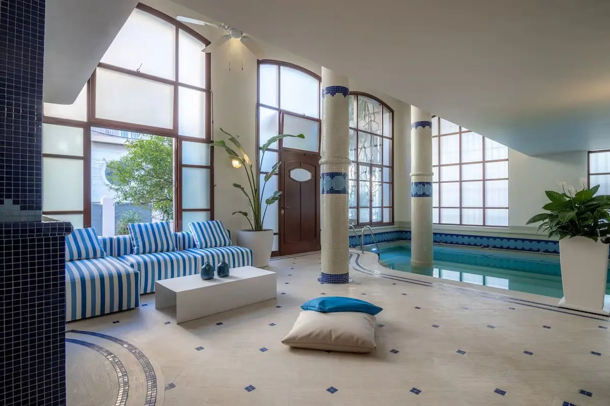 Γαλάνη πισίνα