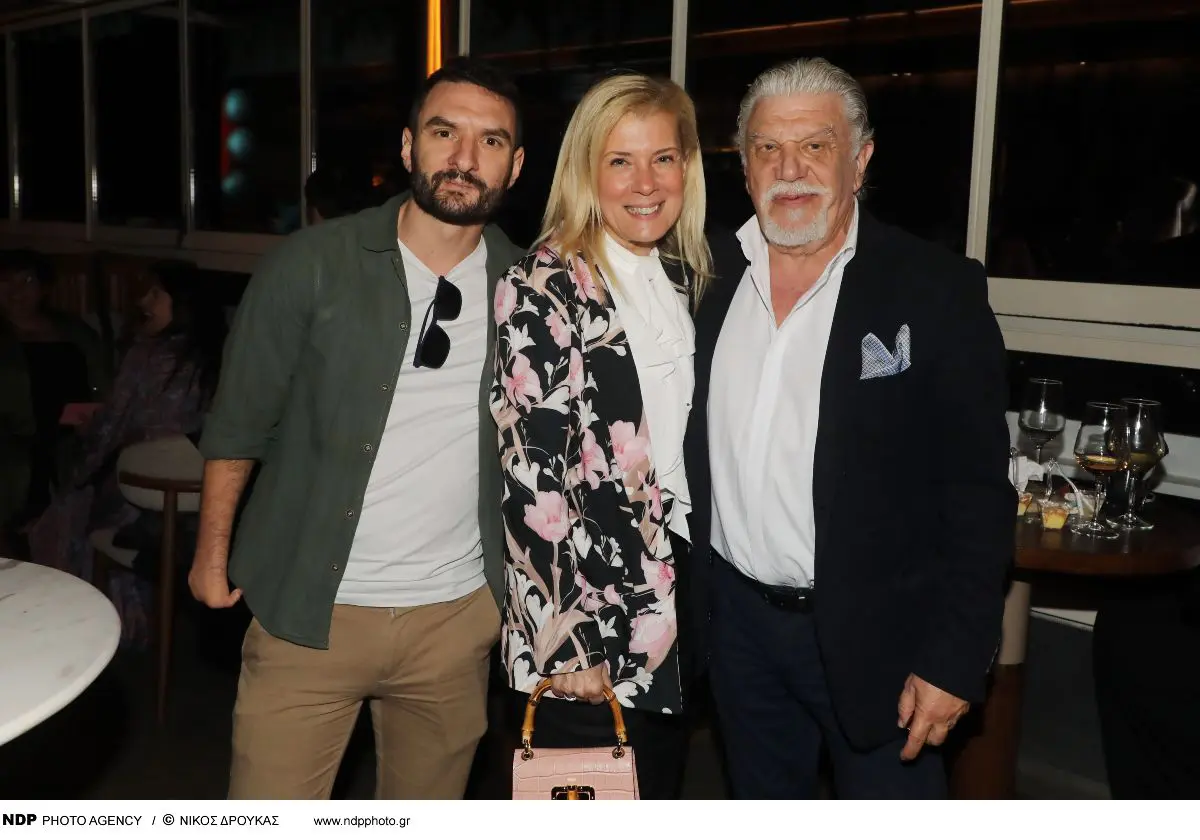 Ο Γιάννης Βούρος και η Λένα Κώνστα μαζί με τον γιο τους, Στέφανο