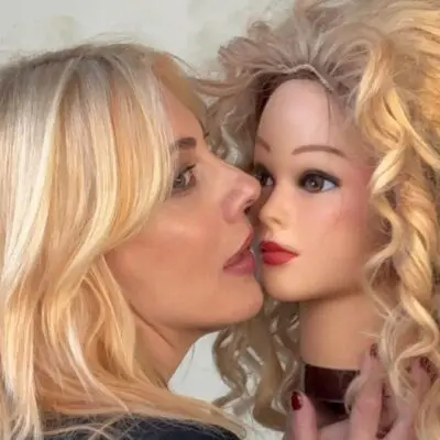 Η Καρύδη αγκαλιά με την περούκα της Ντάλιας