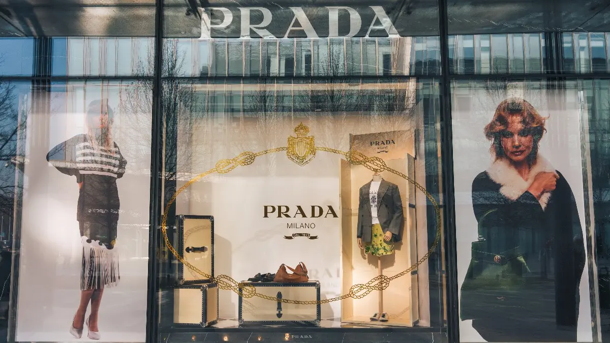 Ολοκληρώθηκε το «χρυσό» deal αξίας 1,375 δισ. – Η Prada εξαγόρασε την Versace