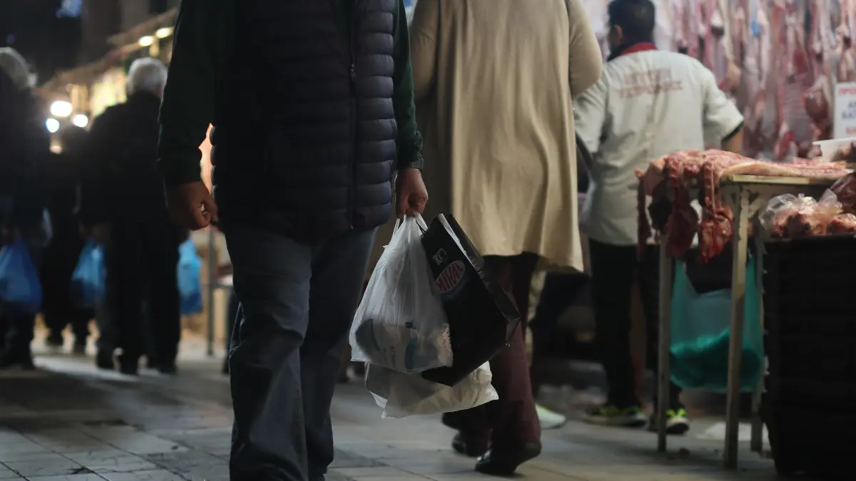 ένας άνθρωπος ψωνίζει