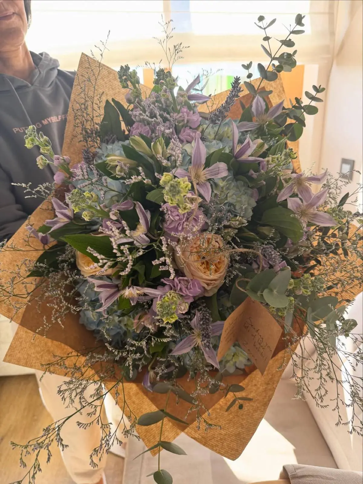 Λουλούδια που έστειλαν στη Μαρίνα Σάατι