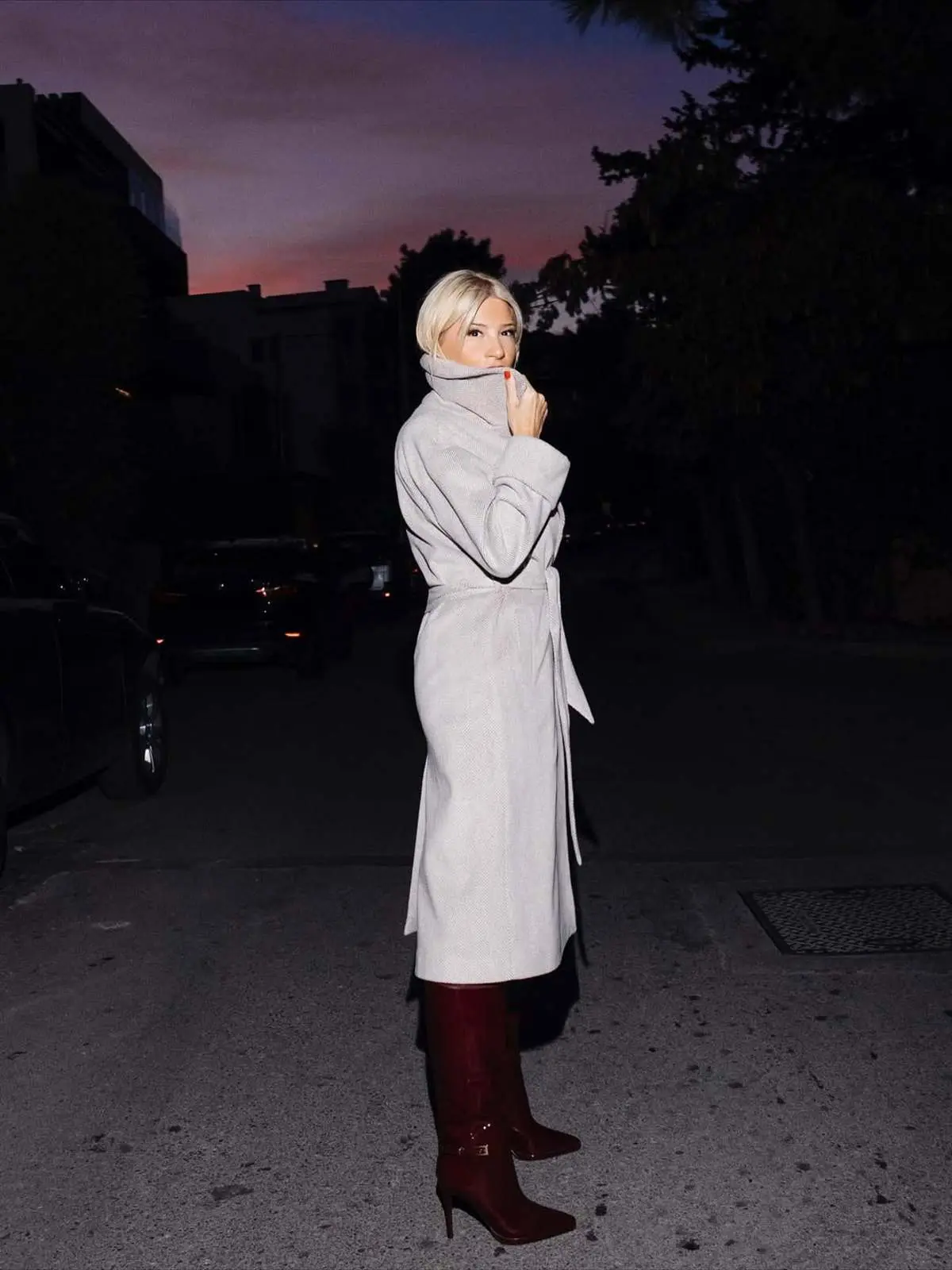 Η Φαίη Σκορδά με μπότες και παλτό