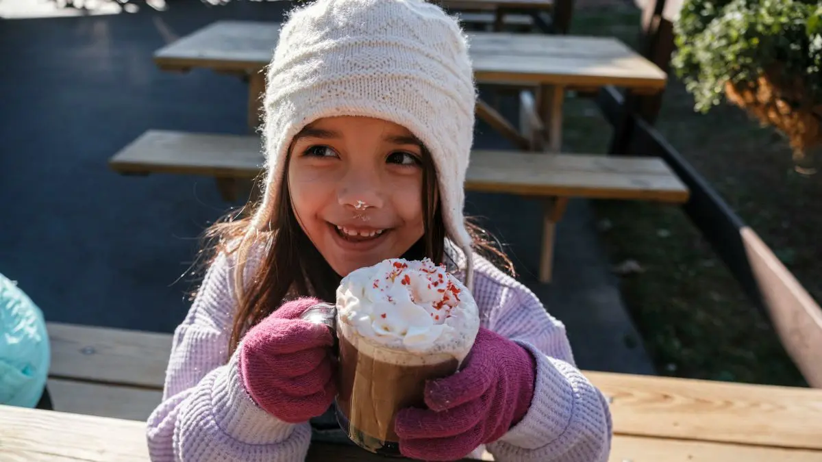 ένα κοριτσάκι πίνει Ζεστή σοκολάτα