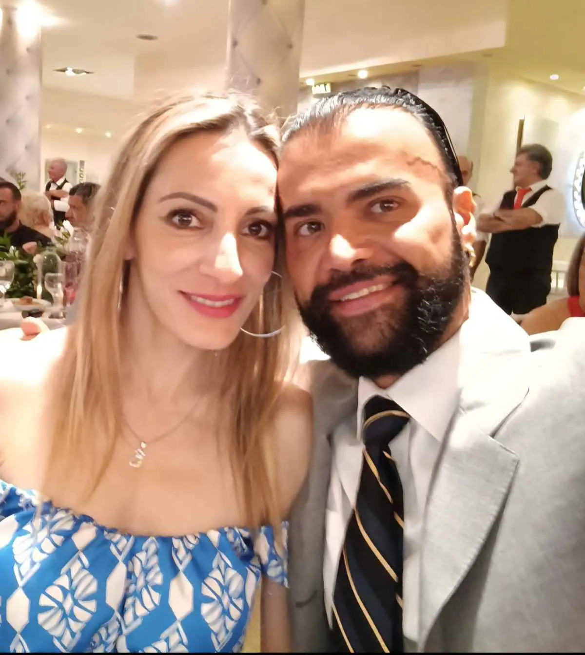 Ο Περικλής Κονδυλάτος με ξανθιά καλλονή