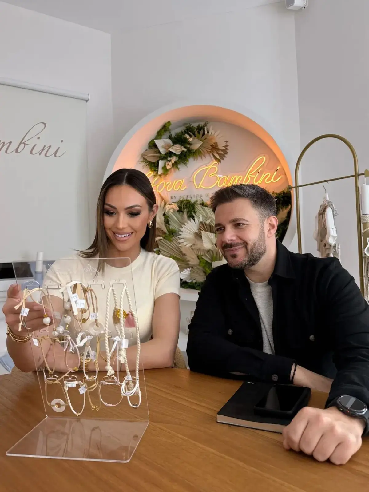 Η Δώρα Παντέλη διαλέγει βαφτιστικά για τον γιο της