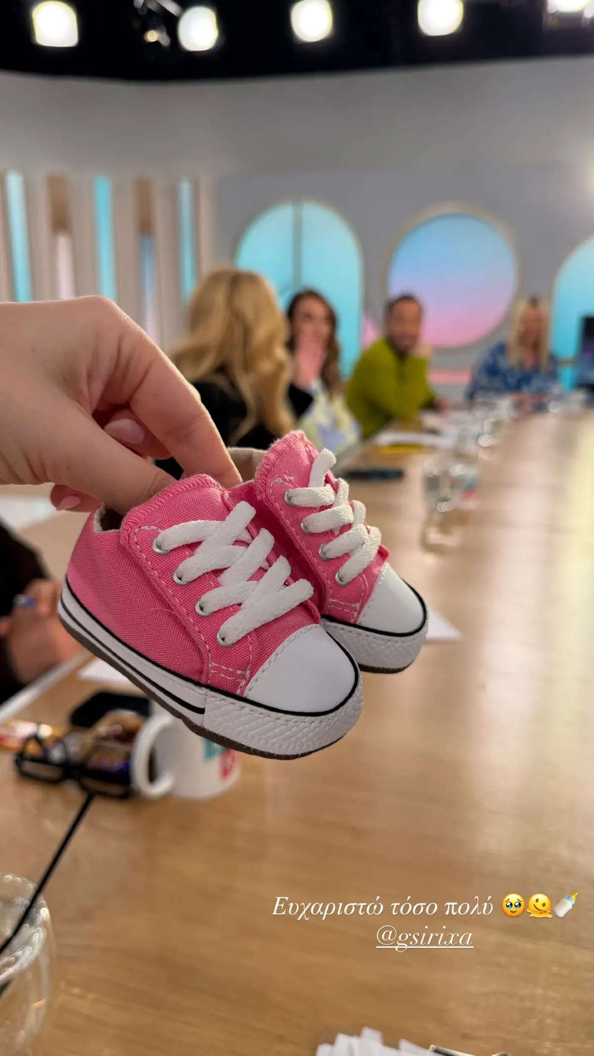 Η Καινούργιου με τα παπουτσάκια της κόρης της