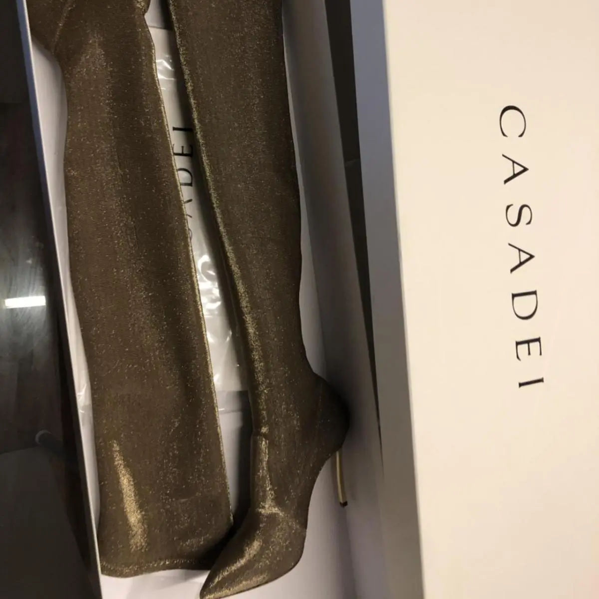 Η Αλεξάνδρα Παναγιώταρου φόρεσε τις τέλειες μπότες Casadei αλλά με... λάθος σύνολο!