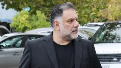 Γρηγόρης Αρναούτογλου: Αυτή την στιγμή στην Χαλκιδική για την κηδεία της μητέρας του, με την σύντροφό του