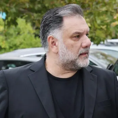 Γρηγόρης Αρναούτογλου: Αυτή την στιγμή στην Χαλκιδική για την κηδεία της μητέρας του, με την σύντροφό του