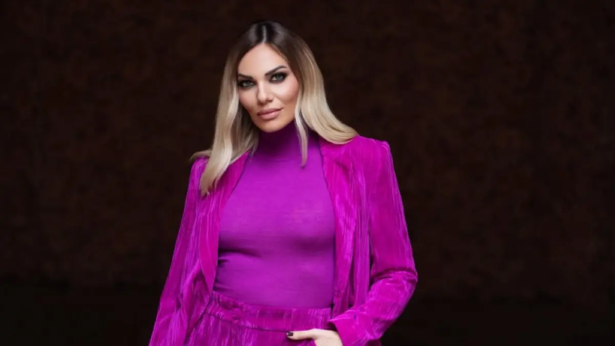 Η Ιωάννα Μαλέσκου με μπότες