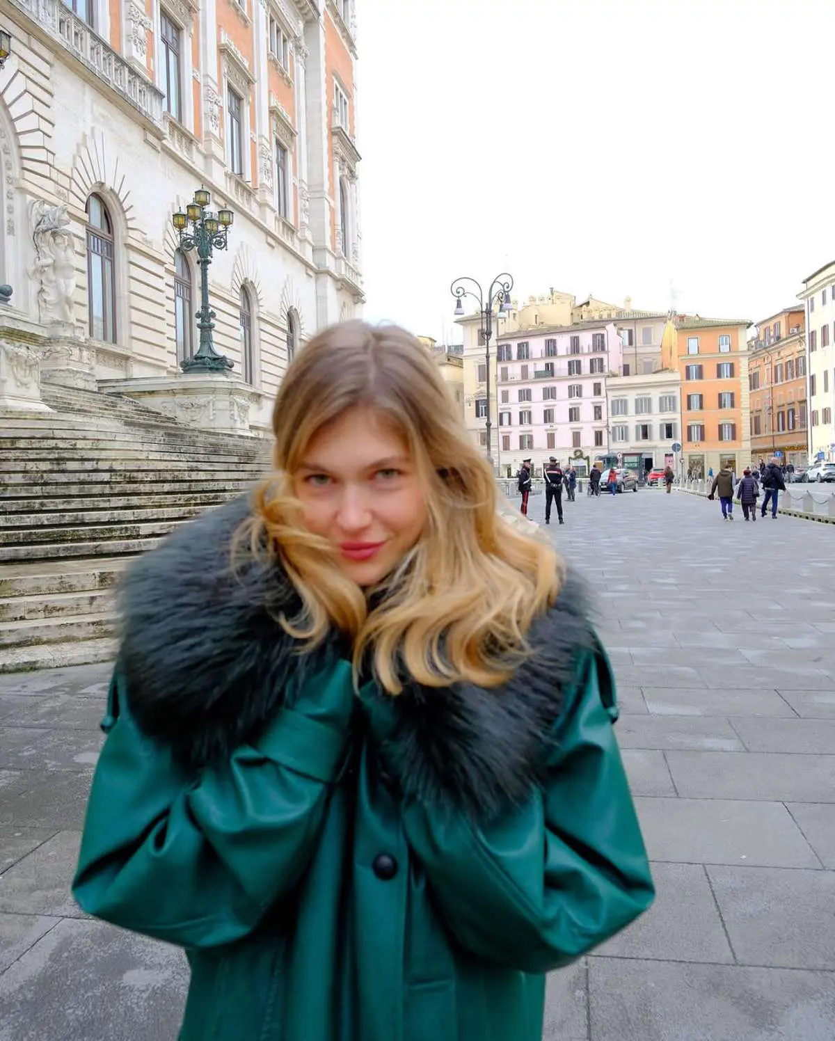 To No1 πανωφόρι της σεζόν φοράει η Κλέλια Ανδριολάτου