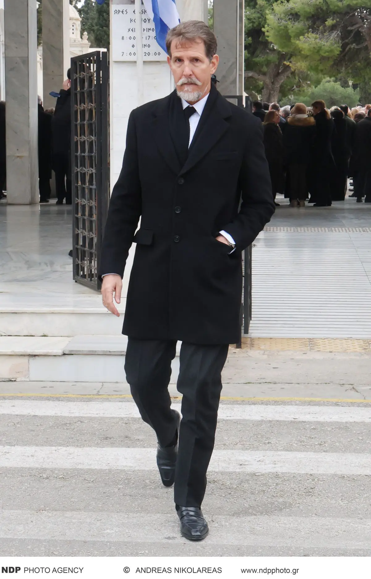 Ο Παύλος Ντε Γκρες στην κηδεία του Νίκου Στασινόπουλου