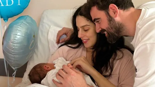 Ο Νίκος Πολυδερόπουλος με τη σύντροφό του και τον γιο τους