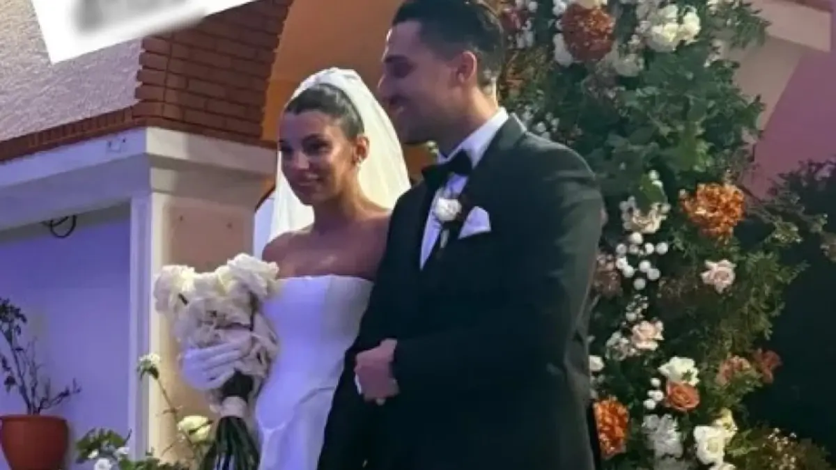 Ο Σάκης Κατσούλης και η Μαριαλένα Ρουμελιώτη στον γάμο τους