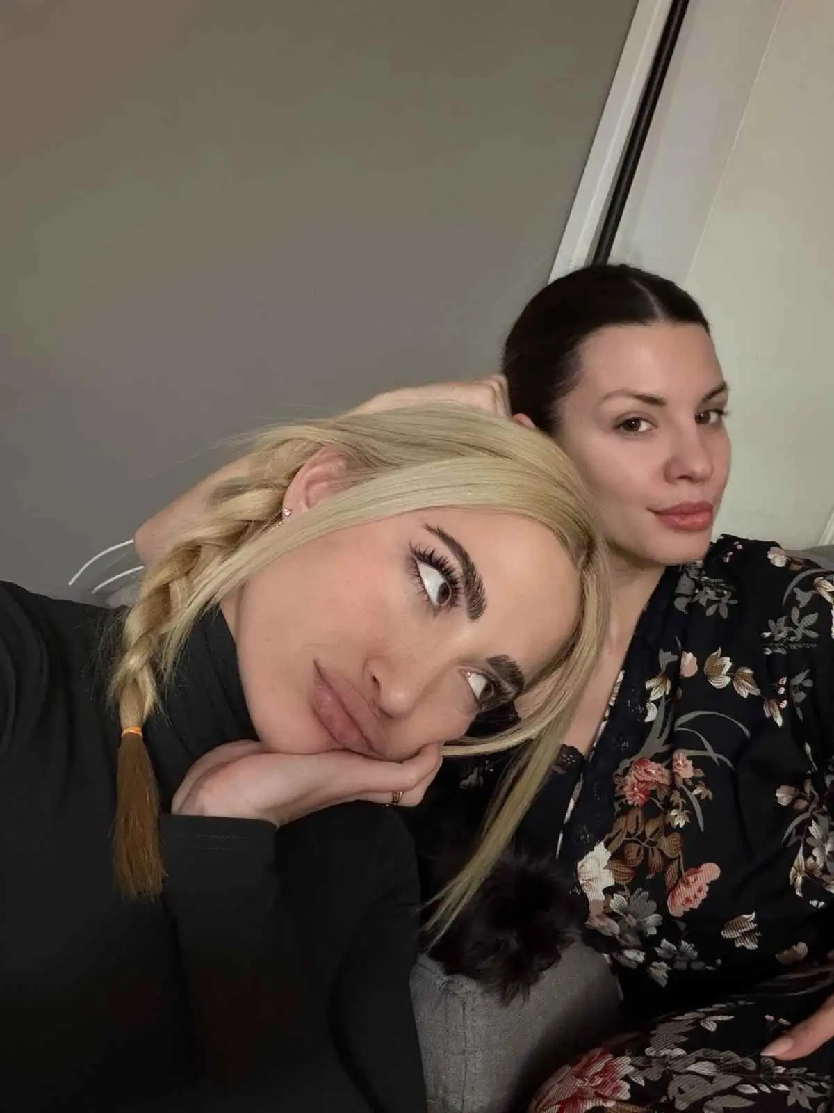 Η Ιωάννα Τούνη με τη φίλη της, Έφη