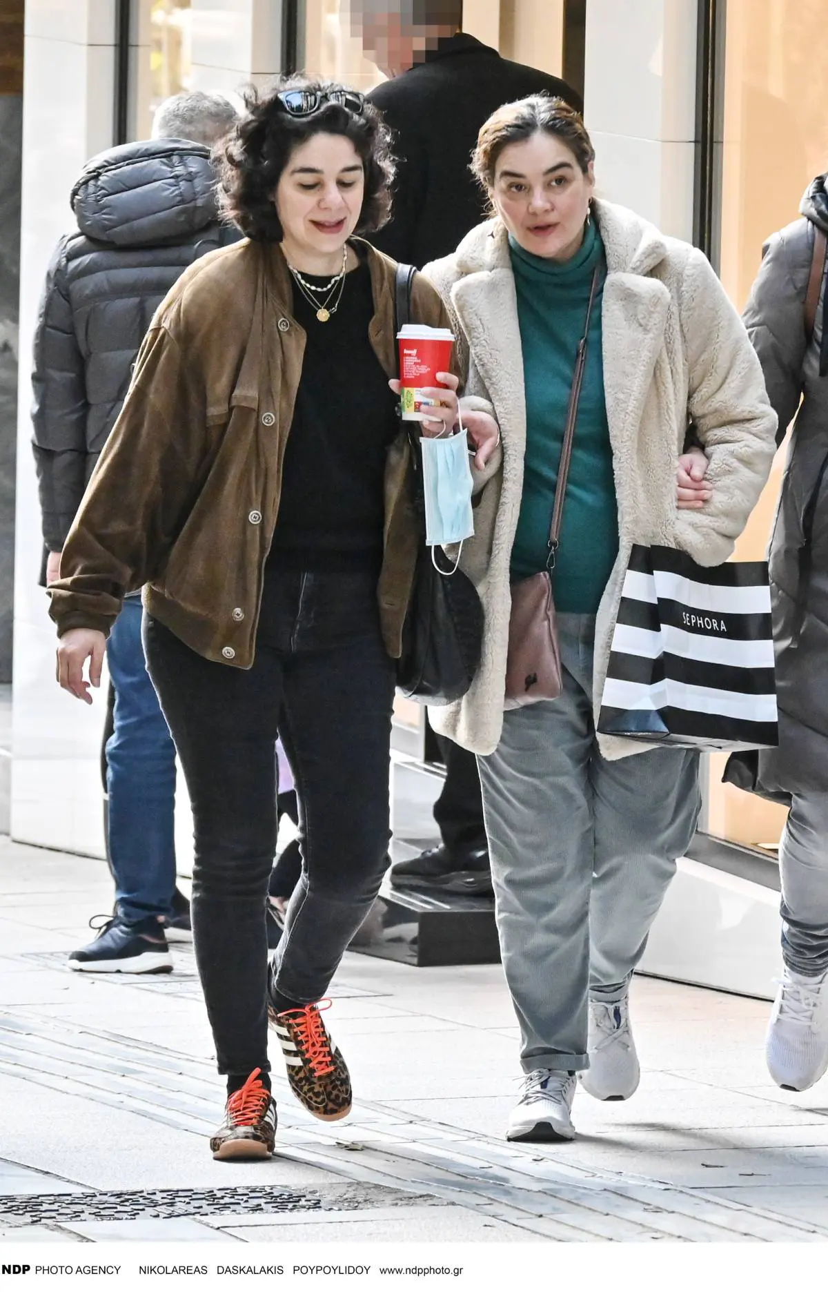 Η Γωγώ Μπρέμπου με την αδερφή της, Χριστίνα