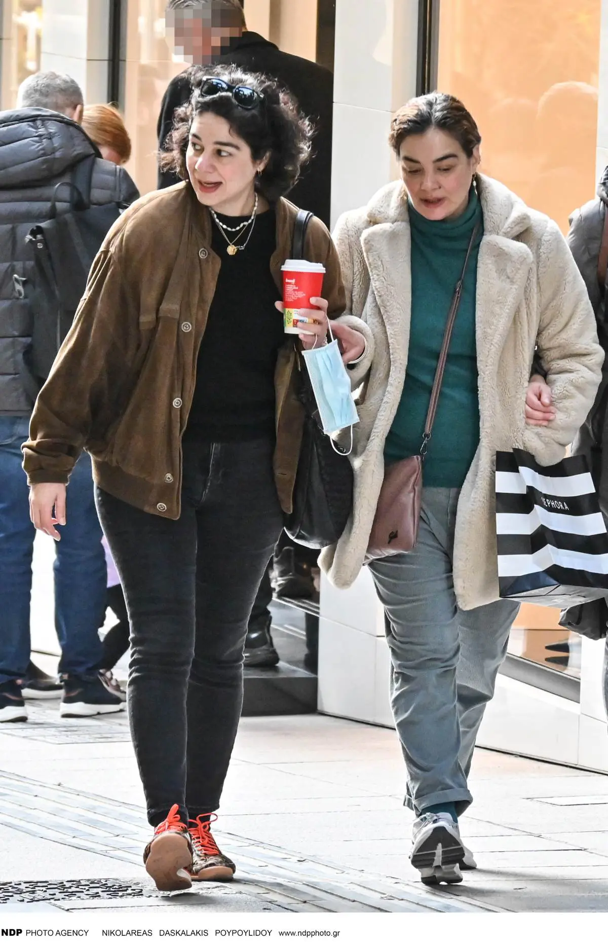 Η Γωγώ Μπρέμπου με την αδερφή της, Χριστίνα