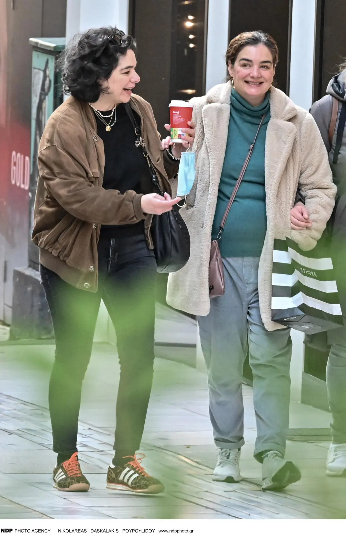 Η Γωγώ Μπρέμπου με την αδερφή της, Χριστίνα