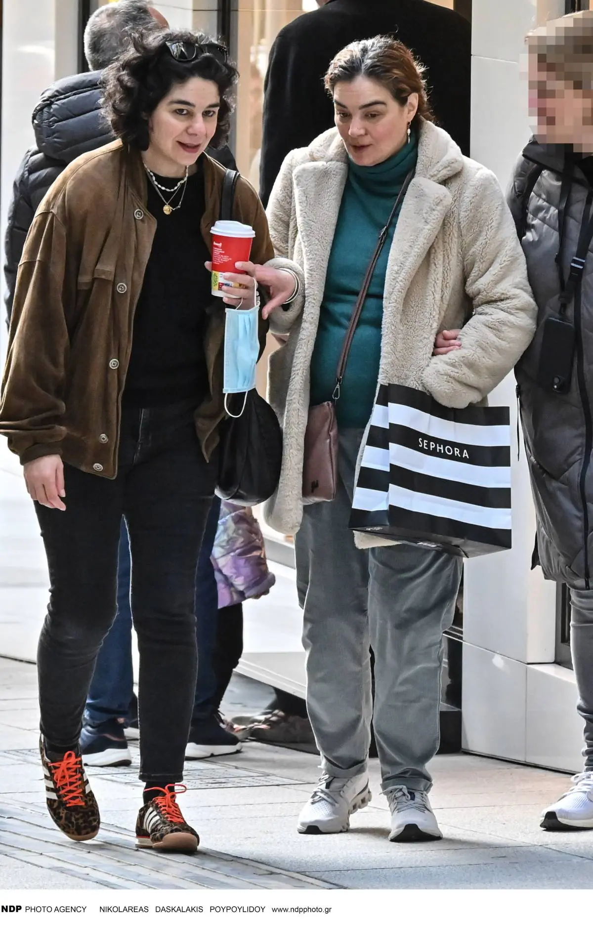 Η Γωγώ Μπρέμπου με την αδερφή της, Χριστίνα