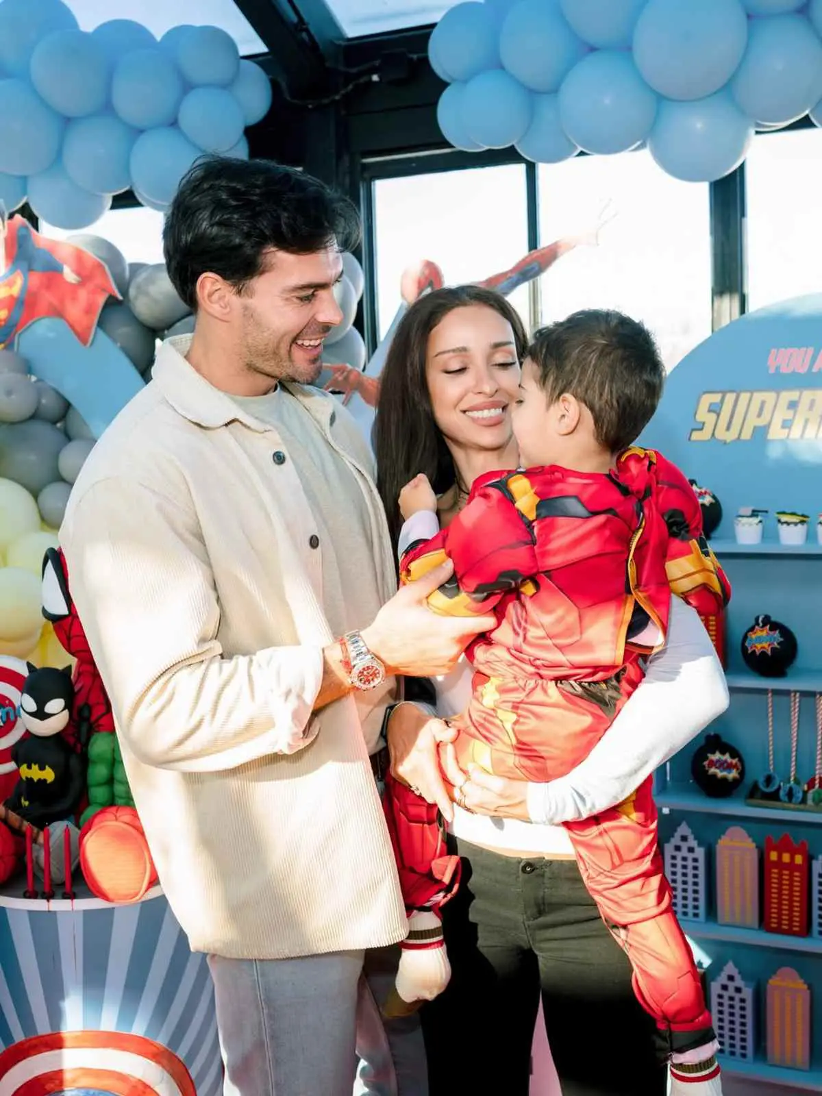 Η Ελένη Φουρέιρα και ο Αλμπέρτο Μποτία αγκαλιά με τον γιο τους, Ερμή