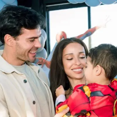 Η Ελένη Φουρέιρα και ο Αλμπέρτο Μποτία αγκαλιά με τον γιο τους, Ερμή