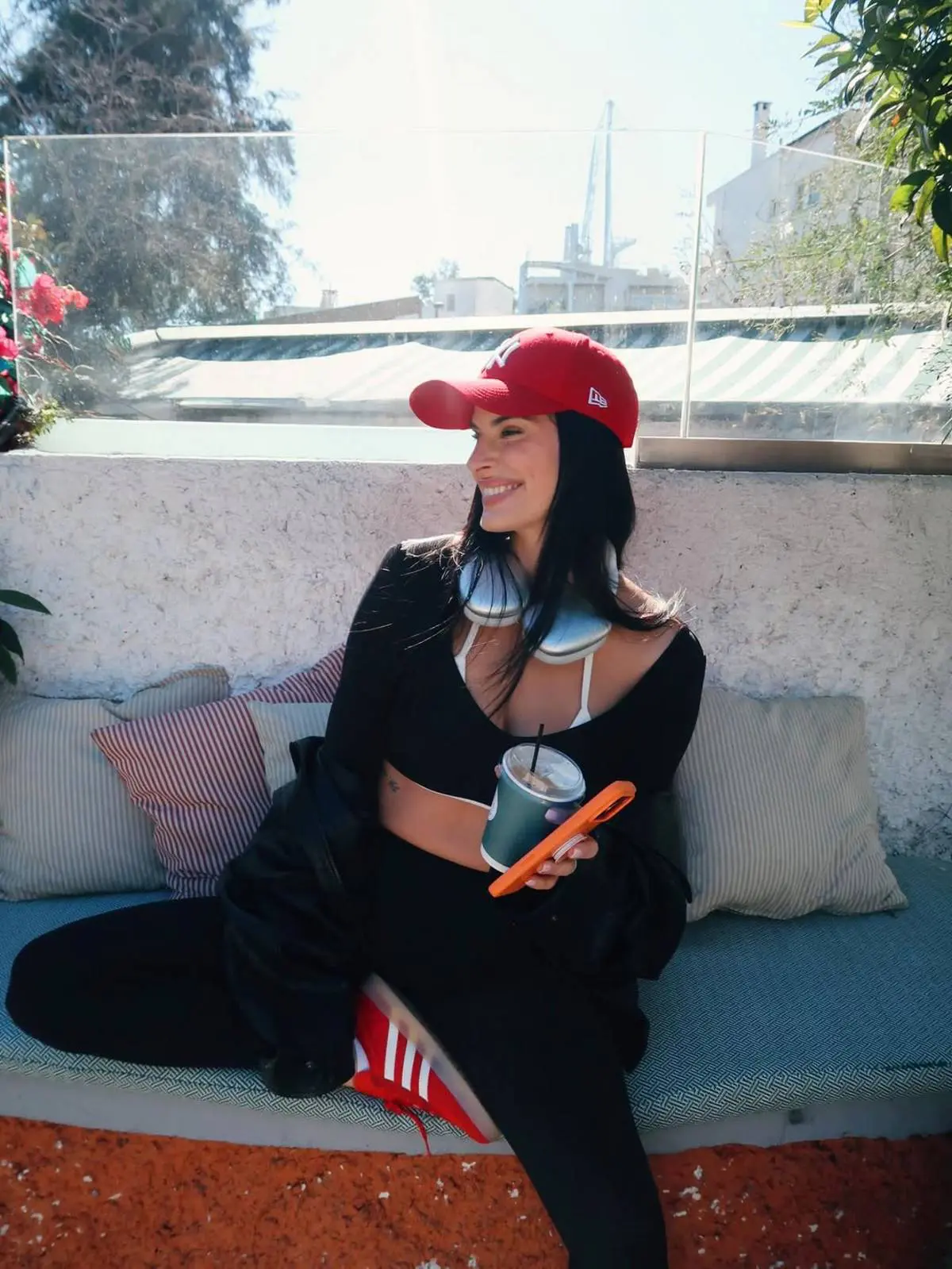 H Χριστίνα Μπόμπα με κόκκινα sneakers