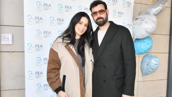 Ο Νίκος Πολυδερόπουλος και η Βαλάσια Συμιακού στο μαιευτήριο