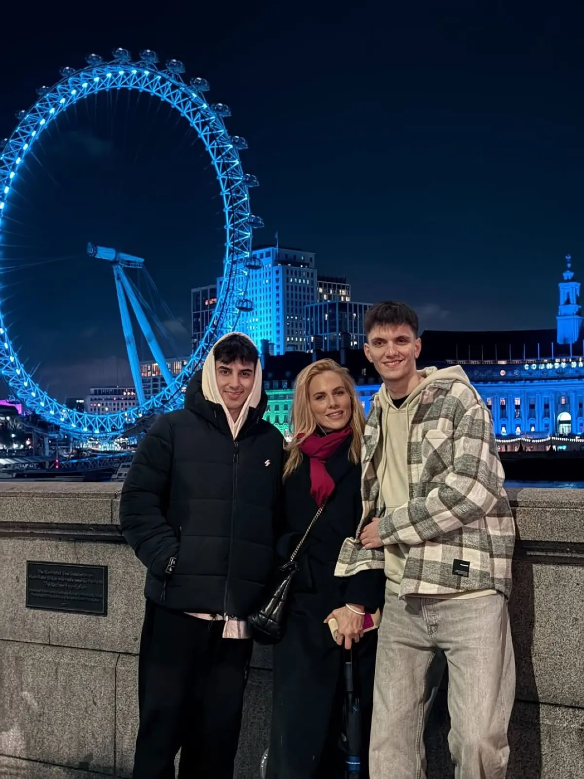 Η Ντορέττα Παπαδημητρίου μαζί με τους γιους της και τον Γιώργο Γεροντιδάκη στο Λονδίνο
