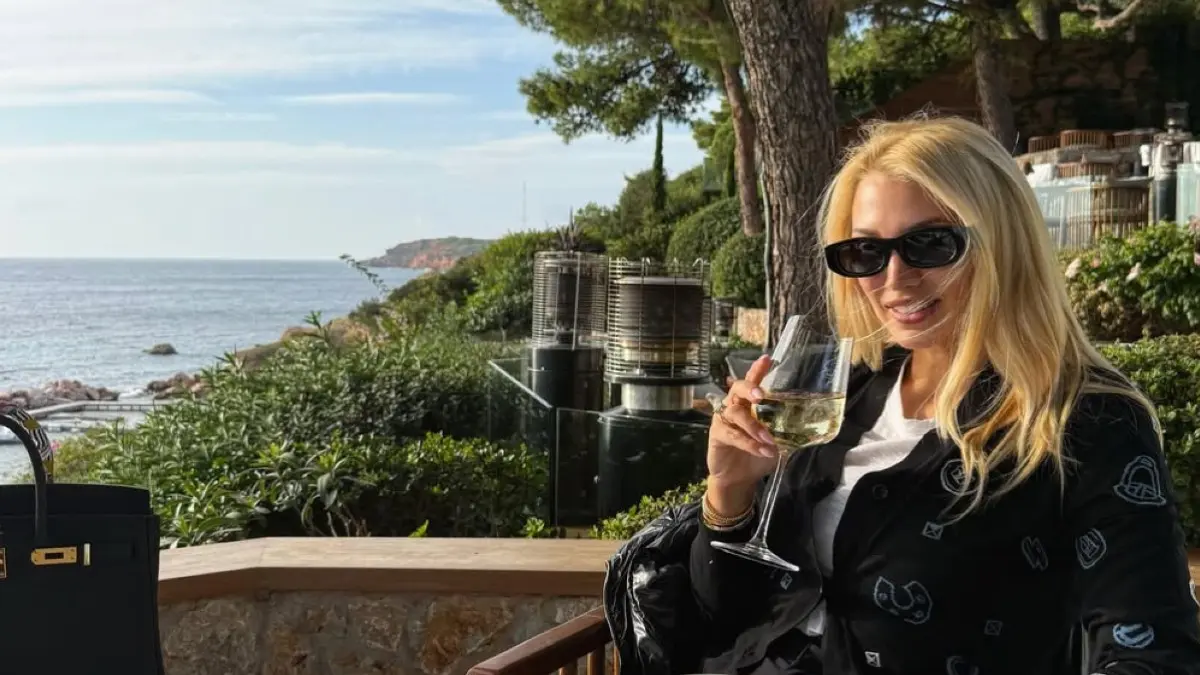 Κωνσταντίνα Σπυροπούλου: Με πλεκτό cardigan 3.000 ευρώ στο κέντρο της Αθήνας