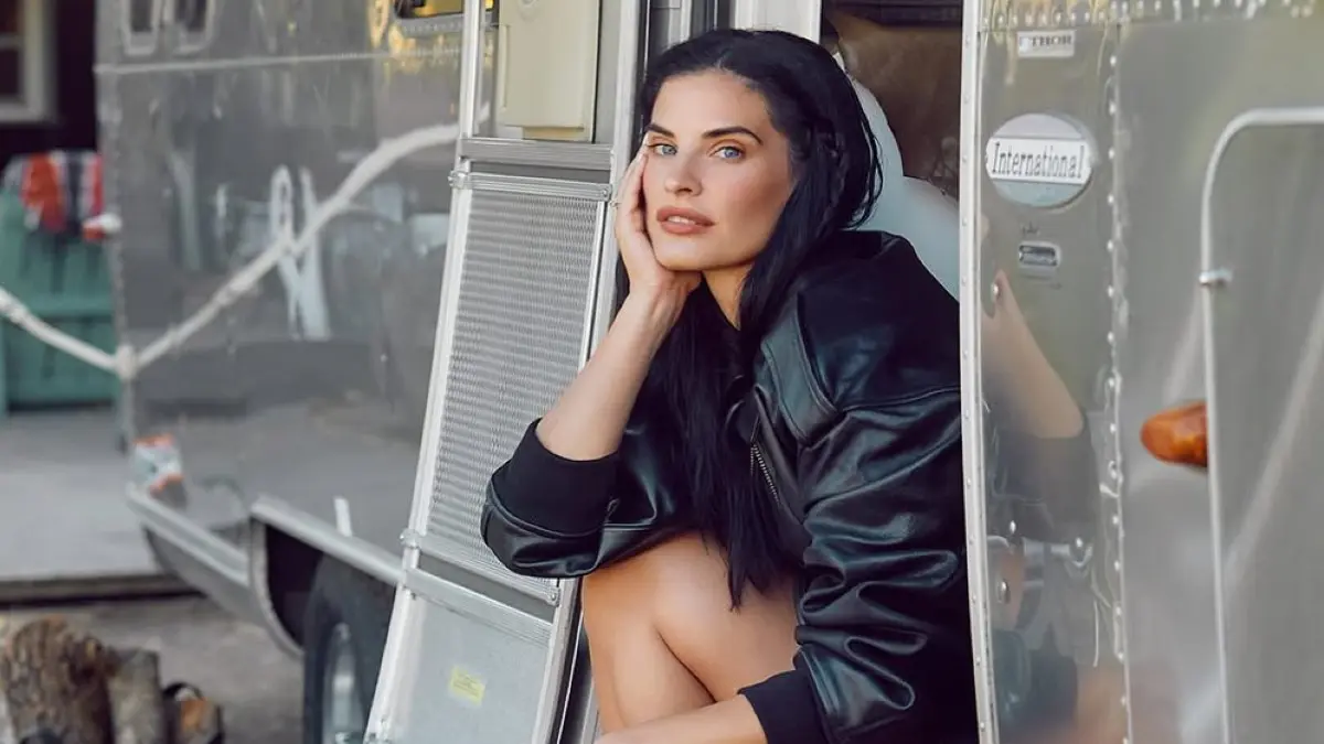 Η Χριστίνα Μπόμπα φόρεσε το corset top στο street style και το έκανε τάση